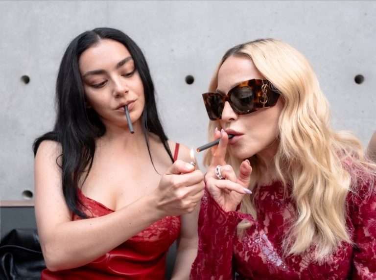 Charli XCX y Madonna bailan juntas en París tras polémica sobre la pista