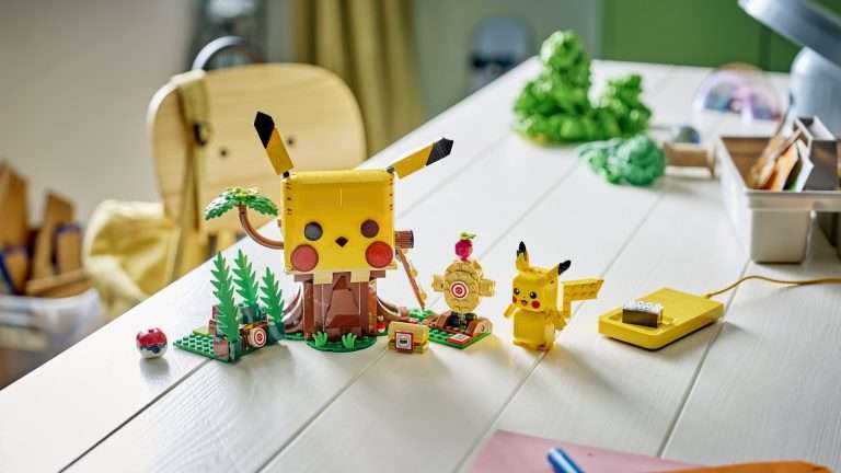 LEGO y Pokémon lanzan sets interactivos con Pikachu y Charizard