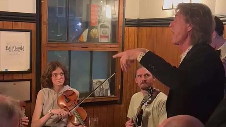 Mick Jagger canta por sorpresa en pub de Oxford