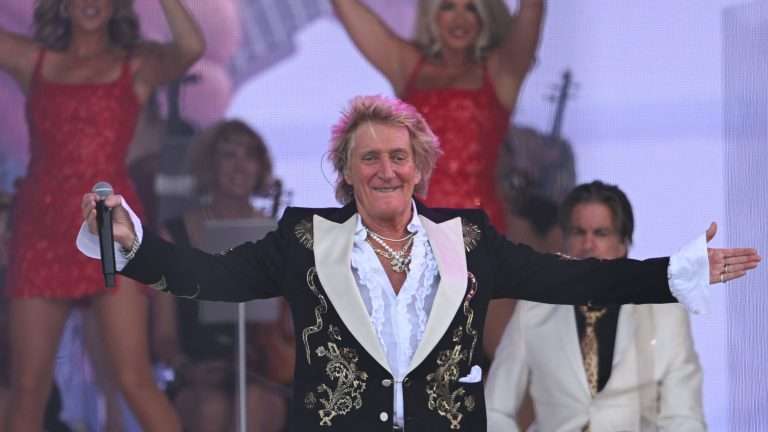 Rod Stewart casi se desmaya: usó oxígeno en pleno concierto y terminó sentado