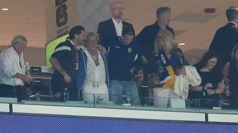 Rod Stewart sorprende en partido horas después de cancelar concierto por laringitis