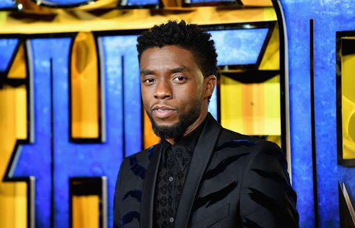 Hermanos de Boseman piden destitución de su viuda como administradora de su herencia