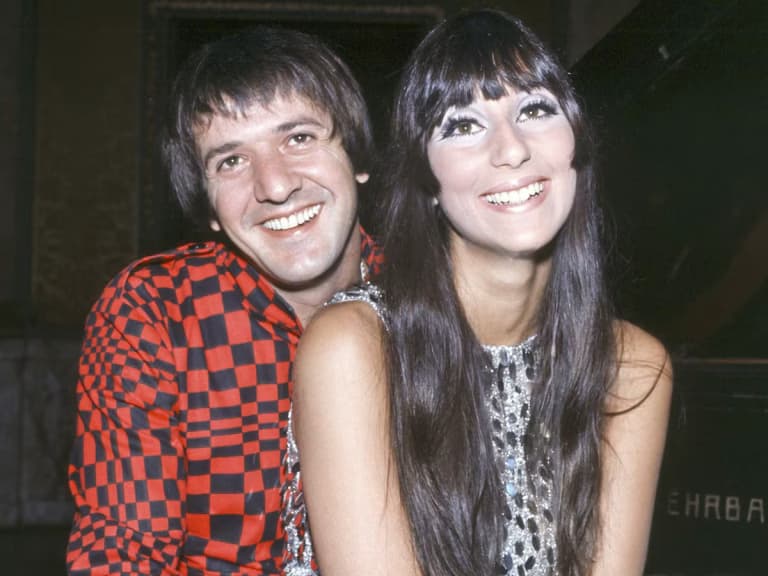 Cher gana regalías tras su disputa judicial con la viuda de Sonny Bono