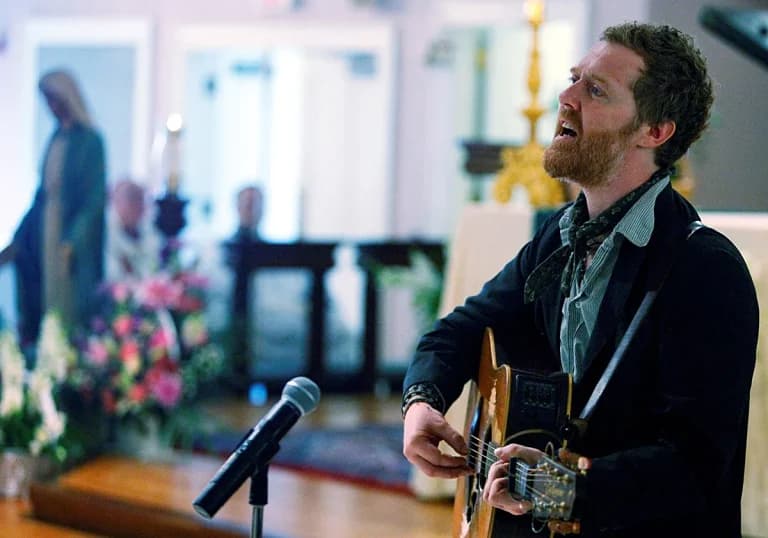 Muere Glen Hansard, ganador del Oscar, en accidente de moto en Dublín