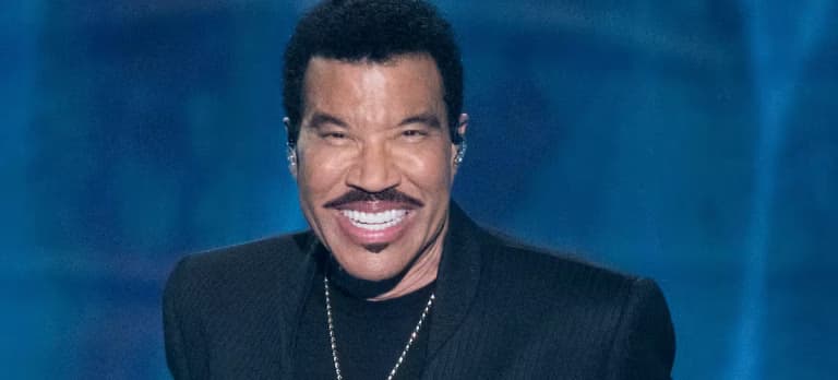 Lionel Richie vuelve al escenario tras posponer sus conciertos debido a mareos