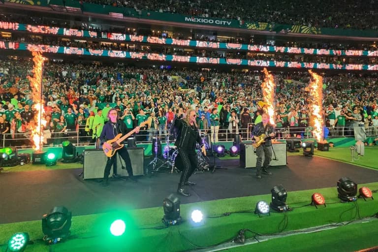 Maná cantó versión rock de ‘El Rey’ para el espectáculo de medio tiempo del partido México-Inglaterra