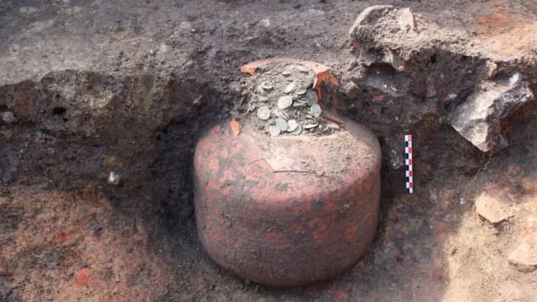 Más de 40,000 monedas romanas fueron halladas en vasijas de Francia