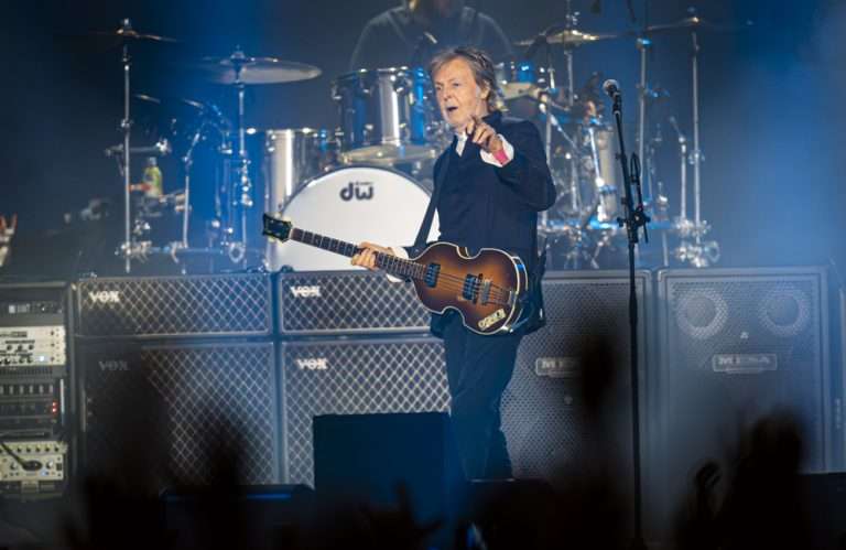 Paul McCartney sorprendió en la boda de Taylor Swift con un clásico de The Beatles