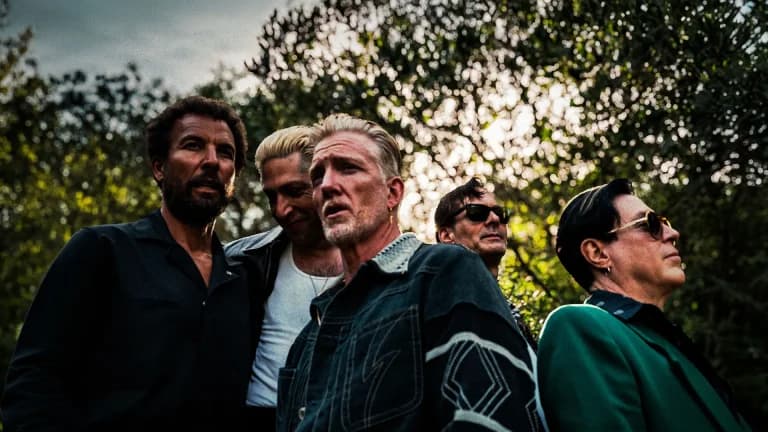 Queens of the Stone Age lanza ‘Easy Street’ con Nikki Lane