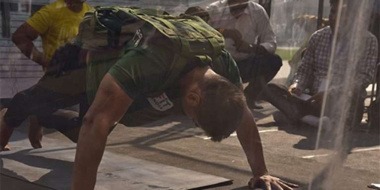 847 flexiones con 27 kilos en la espalda: nuevo récord Guinness en India