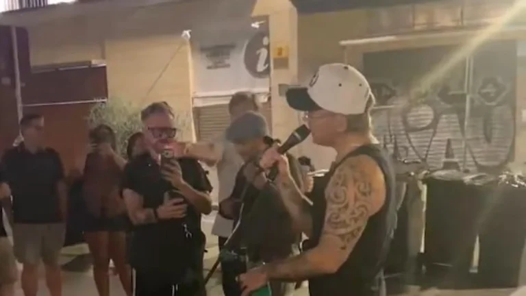 Robbie Williams canta «Angels» con músico callejero en Sevilla