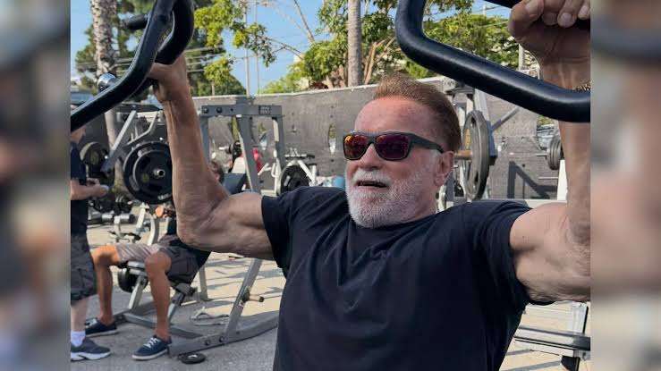 Schwarzenegger levanta pesas a sus 79 años y lanza campaña fitness