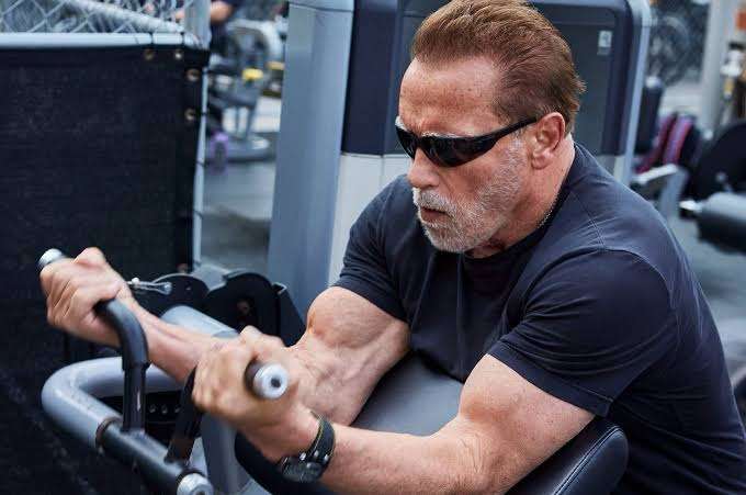La regla contra el envejecimiento que Schwarzenegger sostiene tras casi 60 años de gimnasio