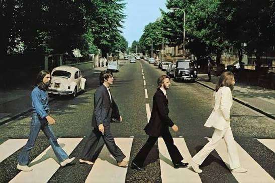 Actores de biopic de ‘The Beatles’ recrean portada de Abbey Road