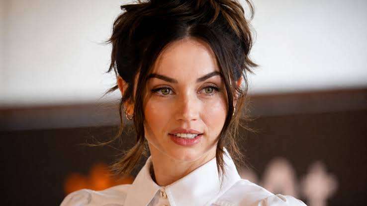 Ana de Armas deja a Tom Cruise y aparece con cantante latino