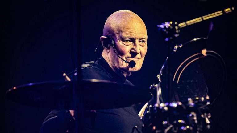 La razón por la que el baterista de AC/DC se retira de los escenarios