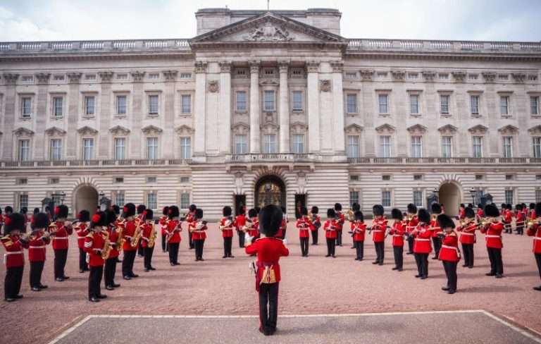 Mira cómo la Guardia Real de Buckingham rinde homenaje a Dolly Parton
