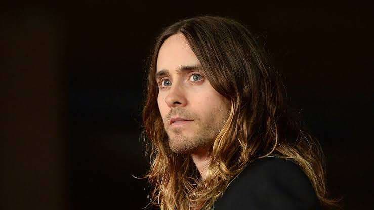 Jared Leto pierde importante papel en thriller por acusaciones de abuso sexual