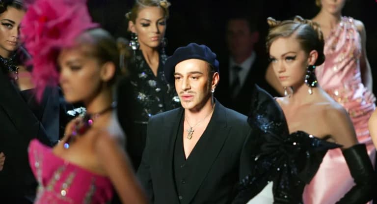 El Met rinde homenaje a Galliano, diseñador controversial por su pasado