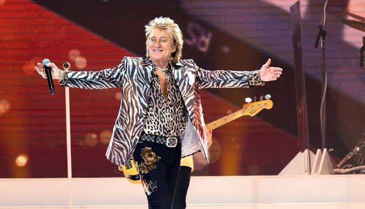 Rod Stewart recauda $1.7 millones para educación artística en EE. UU.