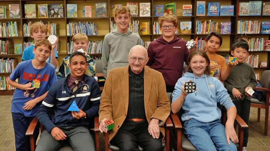 Con 95 años, es el competidor más longevo de cubo Rubik