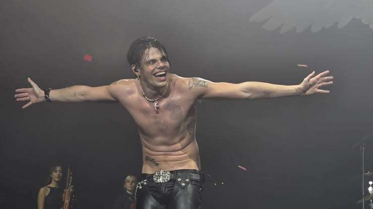 ¡Qué dolor! Yungblud se rompe la pierna en un accidente de moto