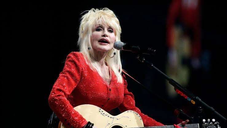 Crece disputa por la herencia de Dolly Parton tras el despido de su sobrino