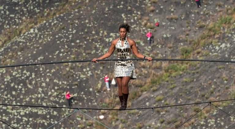 Video: Equilibrista atravesó sobre un cable tendido sin red ni protección