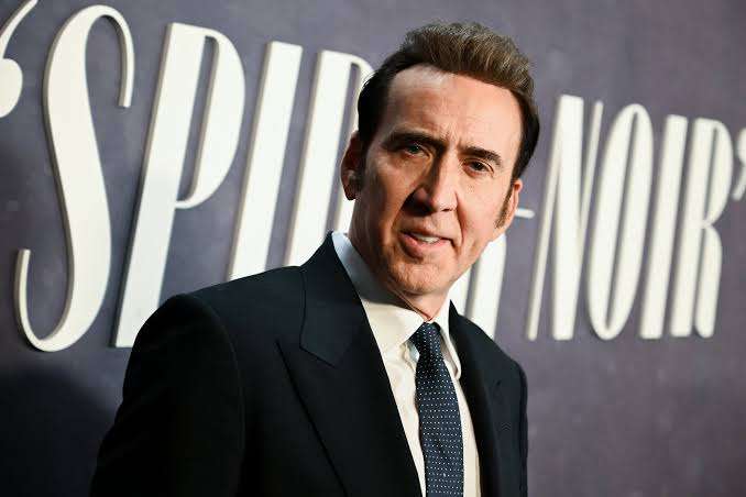 Nicolas Cage irreconocible con nuevo estilo durante evento en Los Ángeles