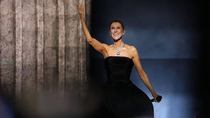 El momento en que Celine Dion se cayó durante un concierto en Francia