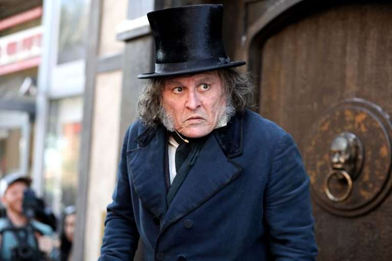 Tráiler: Johnny Depp luce irreconocible en su nueva película ‘Ebenezer’