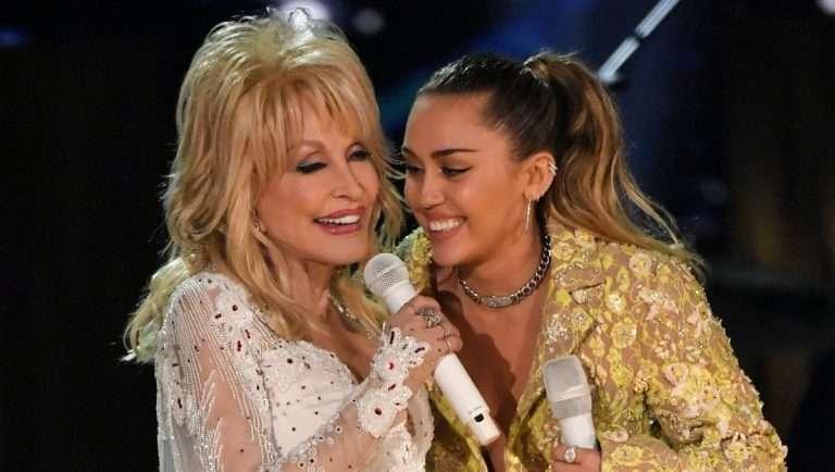Miley Cyrus dice que el espíritu de Dolly Parton juega con las luces de su casa