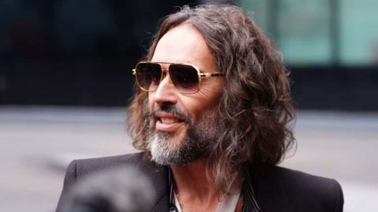 Fiscalía británica califica a Russell Brand de «depredador sexual despiadado» al inicio de su juicio