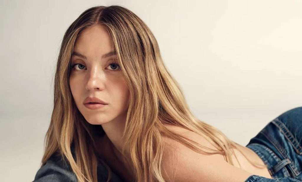 Sydney Sweeney posa «otra vez» semidesnuda retando las críticas a su campaña deportiva