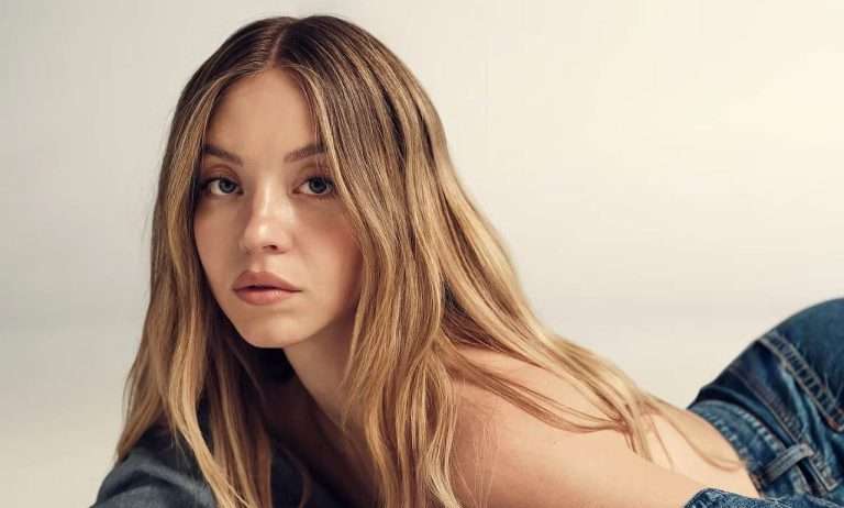 Sydney Sweeney posa «otra vez» semidesnuda retando las críticas a su campaña deportiva