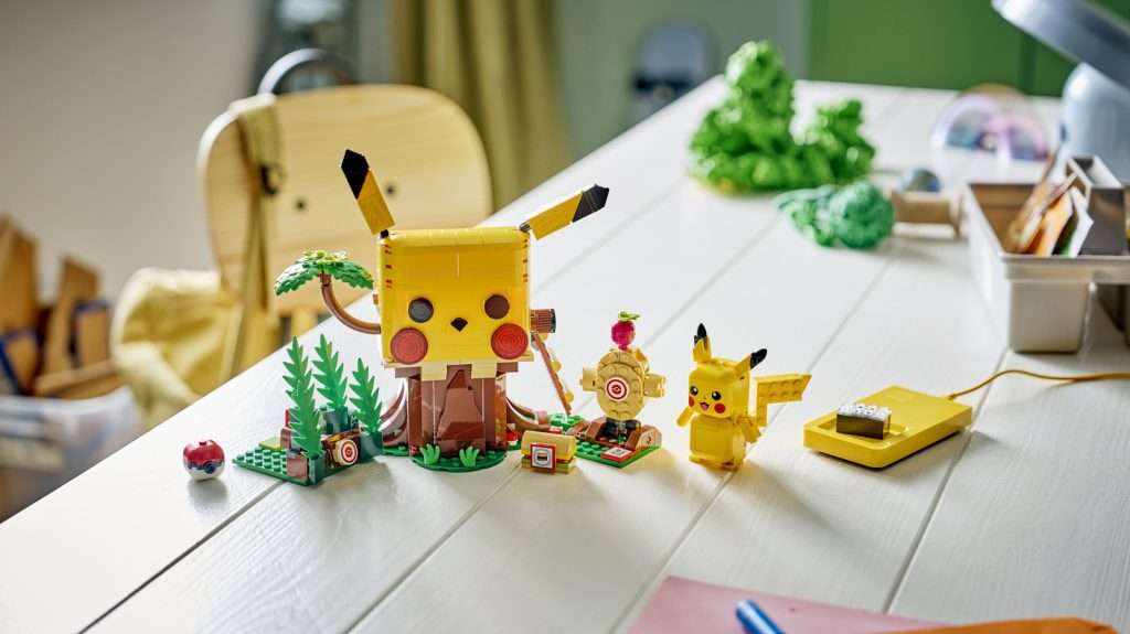 LEGO y Pokémon lanzan sets interactivos con Pikachu y Charizard
