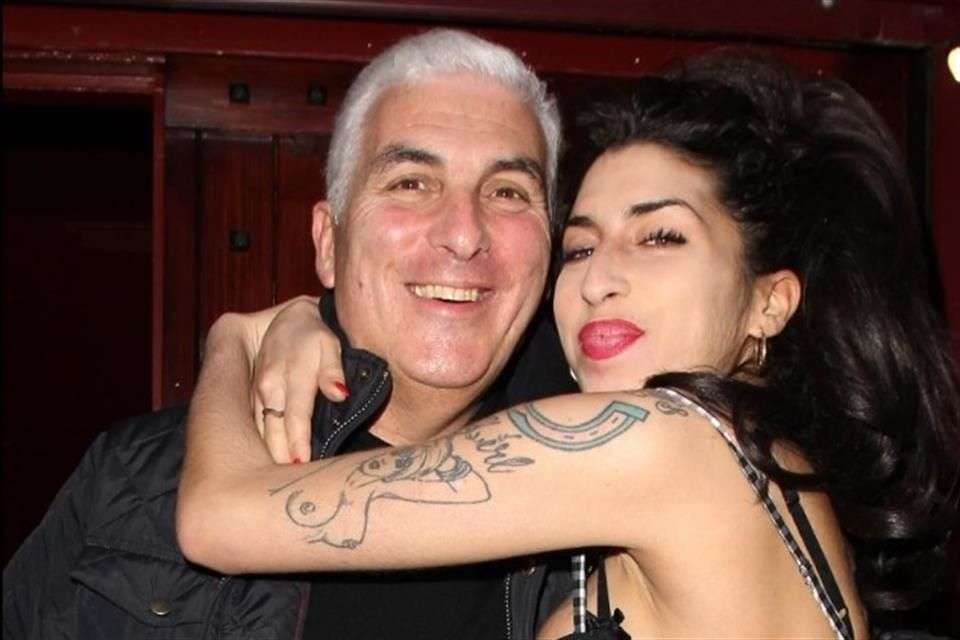 Padre de Amy Winehouse pagará casi un millón de libras tras perder demanda