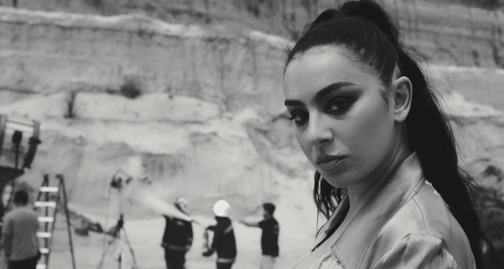 Charli XCX lanza ‘Camera’ con Vincent Cassel en el video