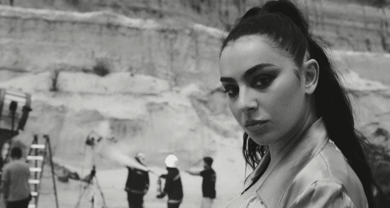 Charli XCX lanza ‘Camera’ con Vincent Cassel en el video