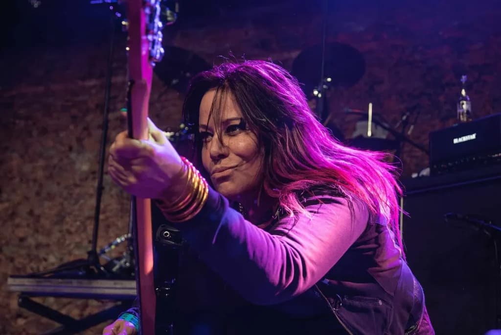 Jennifer Finch, bajista de L7, muere a los 59 años