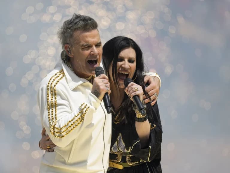 ¿Ya la escuchaste? Robbie Williams y Laura Pausini lanzan nueva versión del himno de la FIFA
