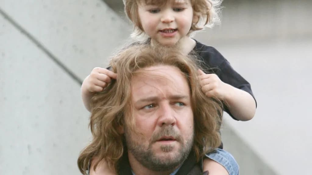 ¡Ya creció! Russell Crowe y su hijo Tennyson son idénticos