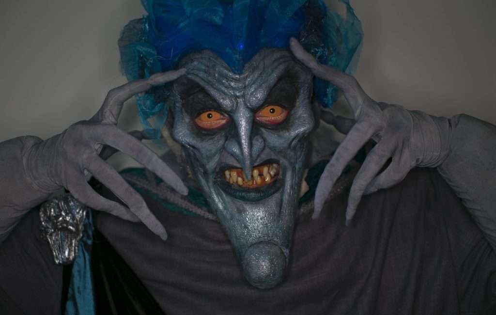 Disney lanza línea de ropa de villanos con estética heavy metal