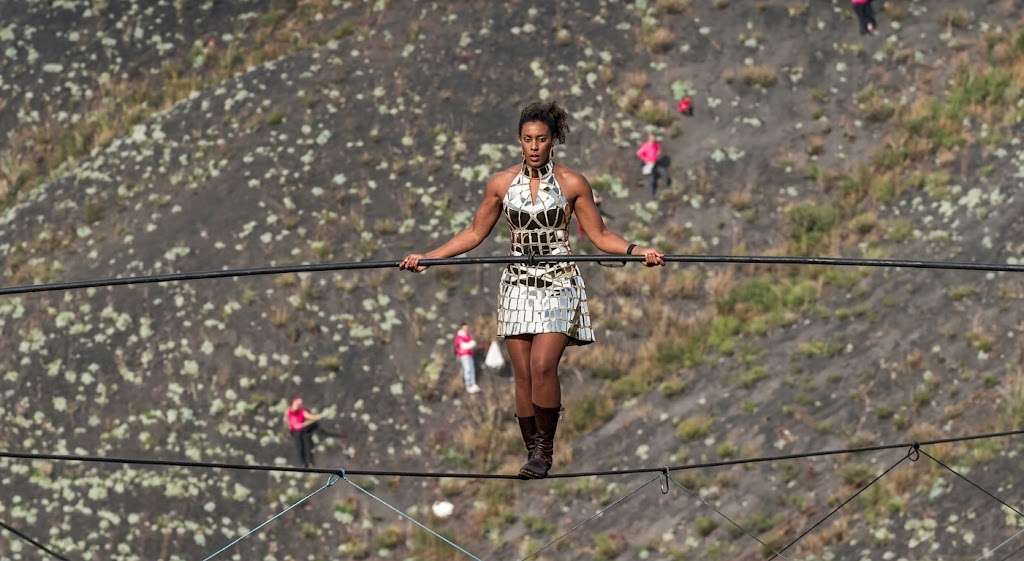 Video: Equilibrista atravesó sobre un cable tendido sin red ni protección