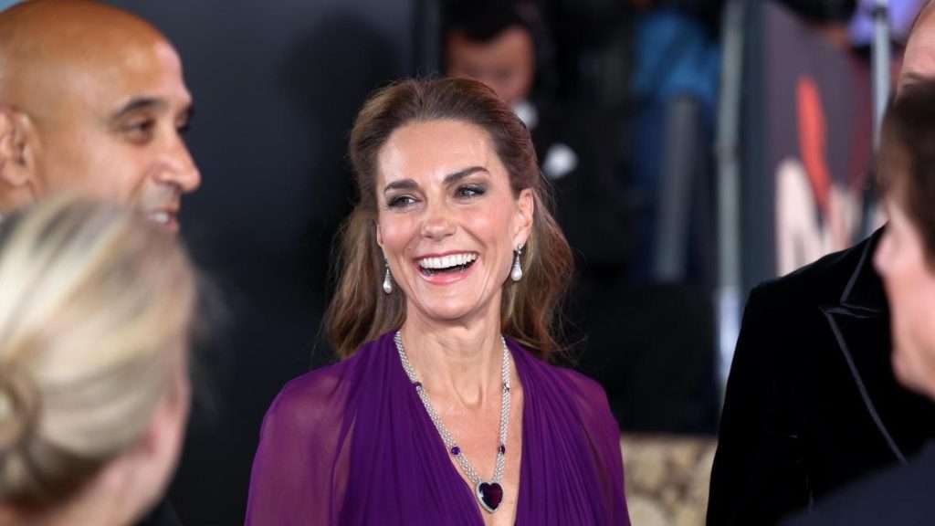 ¡Kate Middleton y Tom Cruise de la mano! El actor rompe el protocolo «otra vez»