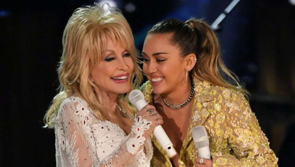 Miley Cyrus dice que el espíritu de Dolly Parton juega con las luces de su casa