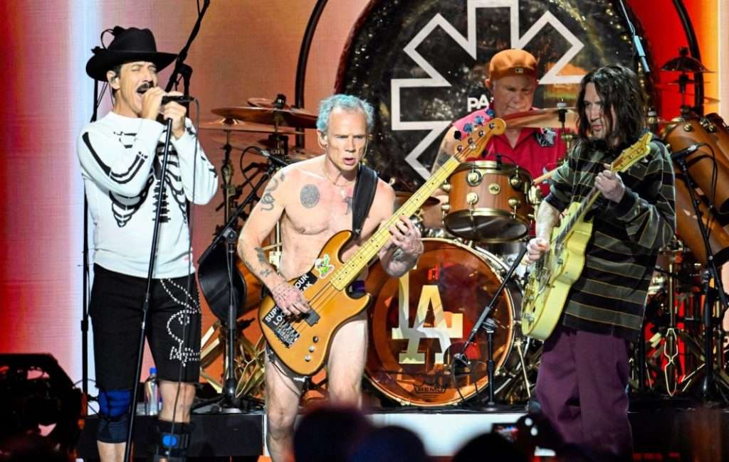 ¿Ya viste a los Red Hot Chili Peppers interpretando canciones clásicas de la era eslovaca?