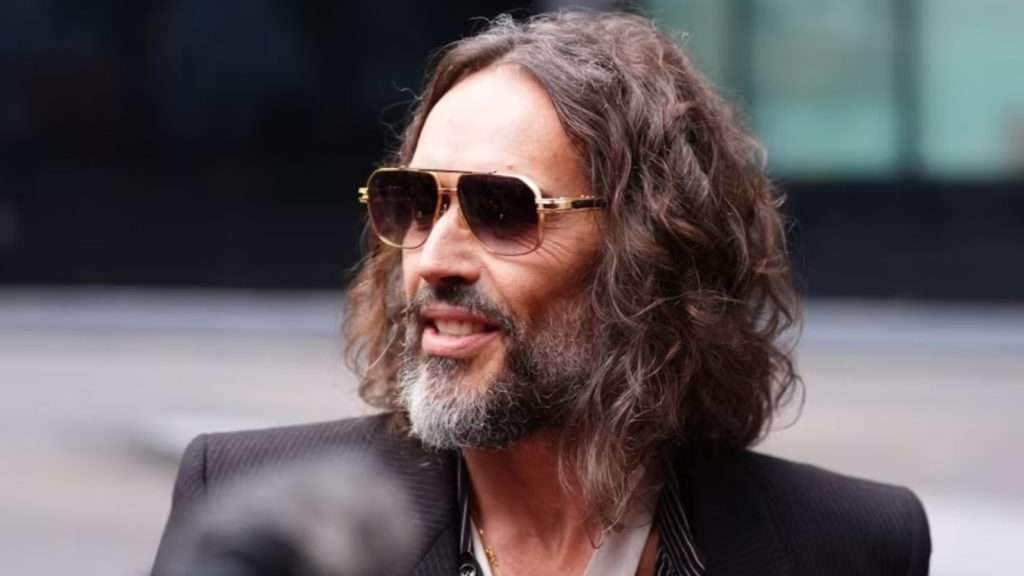 Fiscalía británica califica a Russell Brand de «depredador sexual despiadado» al inicio de su juicio