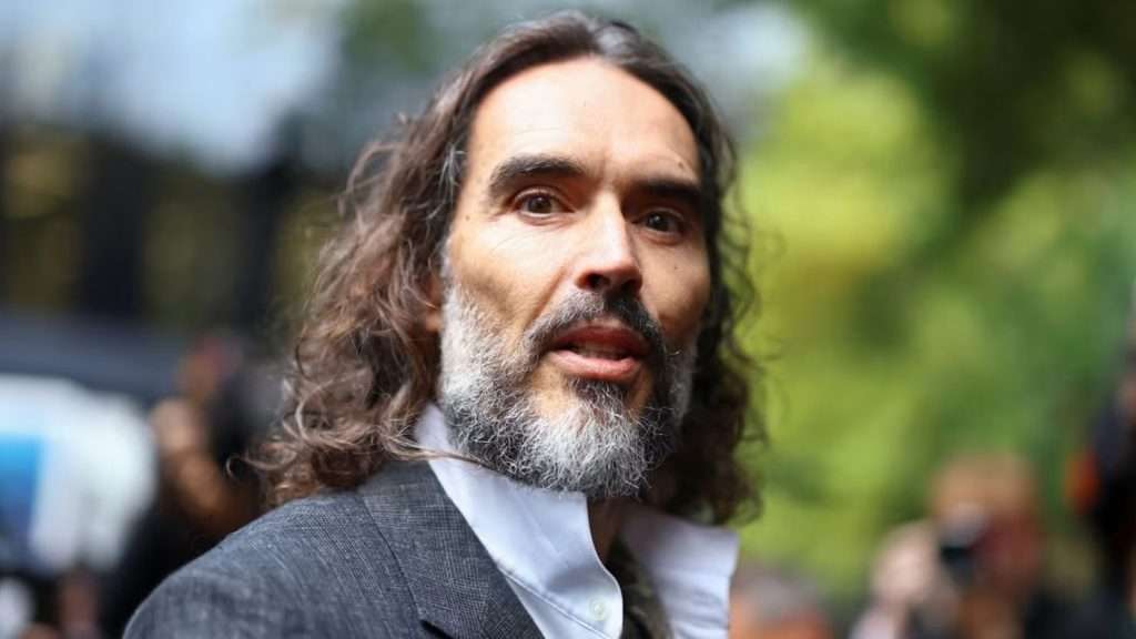 Russell Brand ante la justicia por cargos de violación y agresión sexual